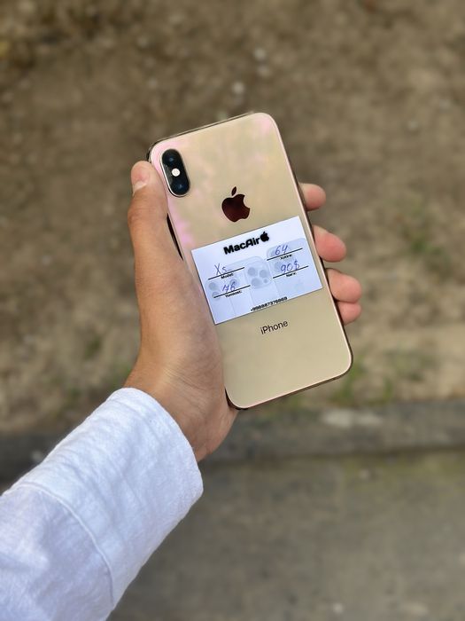 iPhone Xs Gold.
