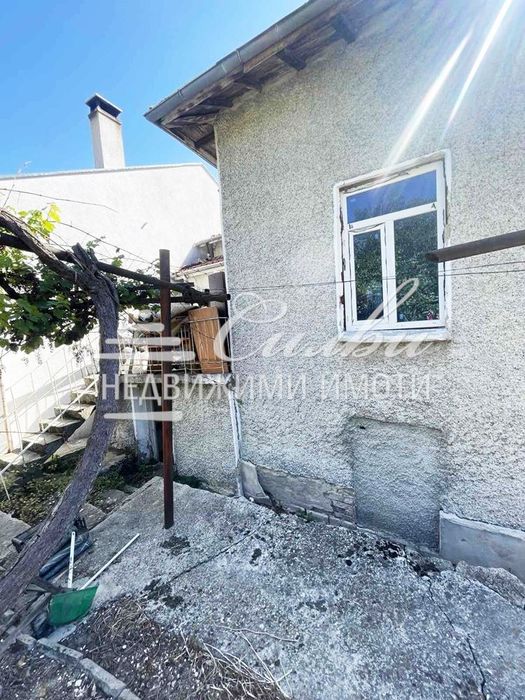 МАСИВНА двуетажна ТУХЛЕНА къща с ГАРАЖ - кв. Гривица