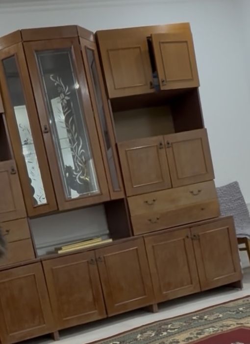 Продается стенка за 20 000 тенге.