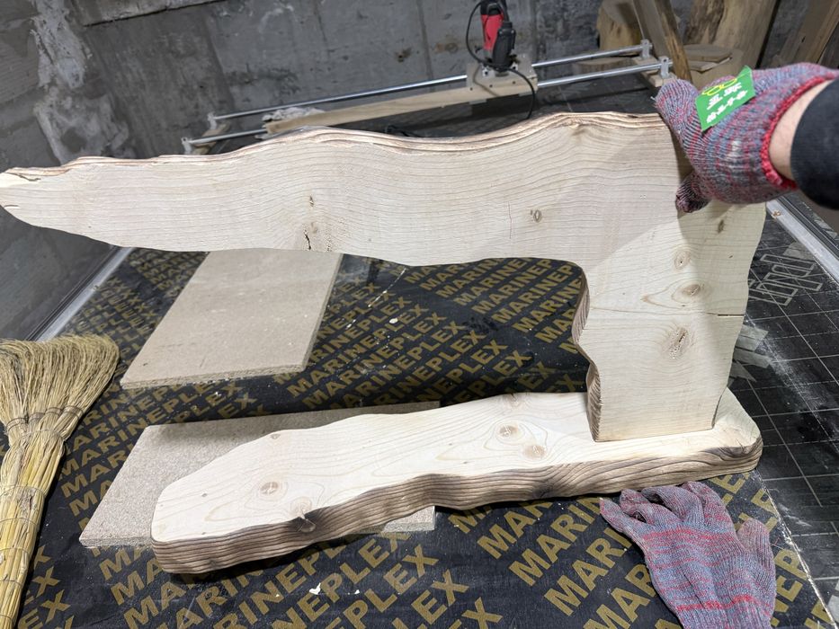 Мастер по дереву плотник