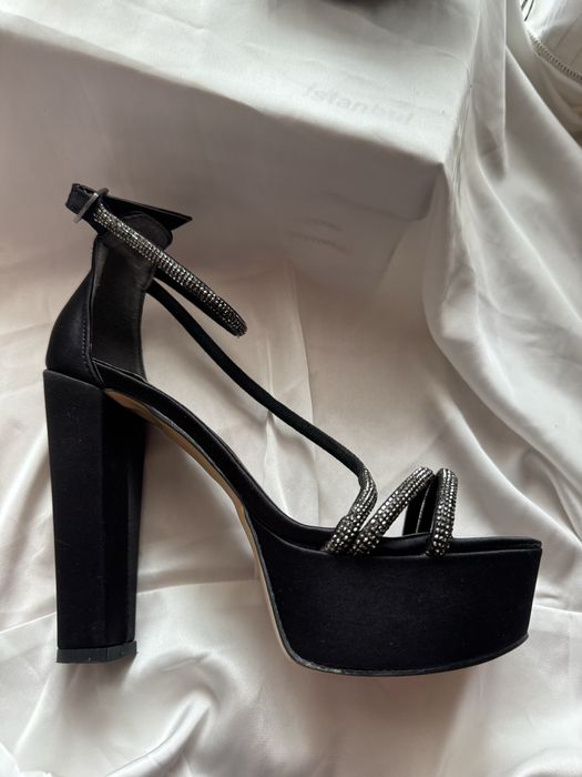 Черни сандали на ток