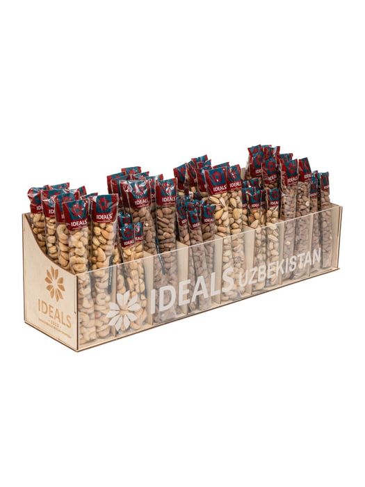 Орехи, снековая продукция в ассортименте. Сухофрукты.