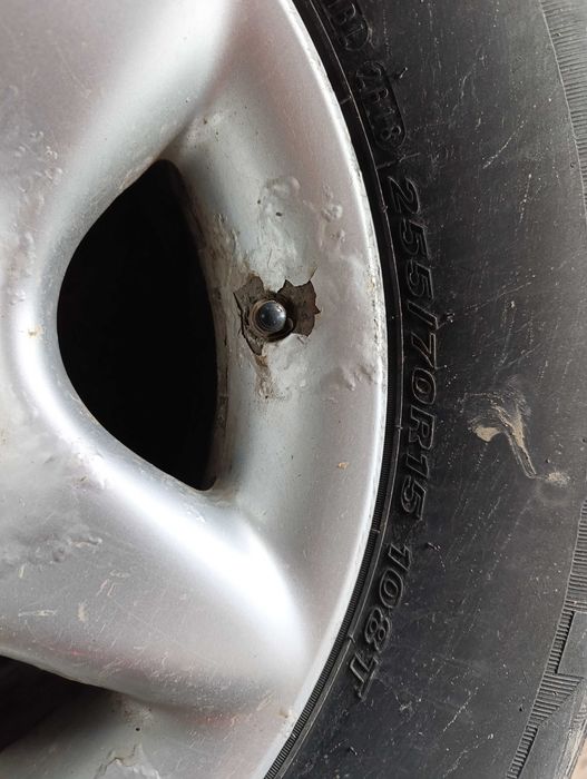 200EUR.Продавам комплект гуми с джанти:7J/ET-00/R15/255/70/6x139.7 Намират се в Велико Търново. Телефон за връзка:0879392021
