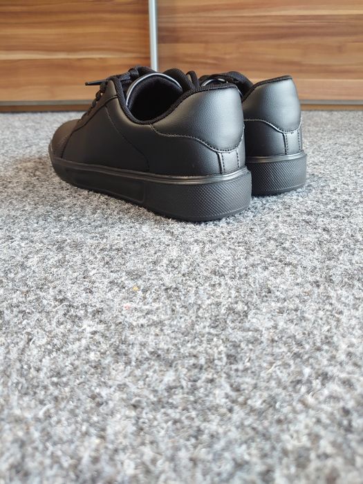 Pantofi sport,ca noi