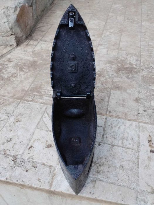 Стара ютия на жар