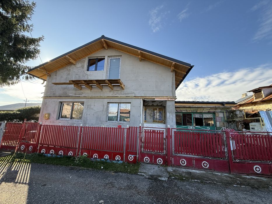 Vand doua proprietati in aceeasi curte