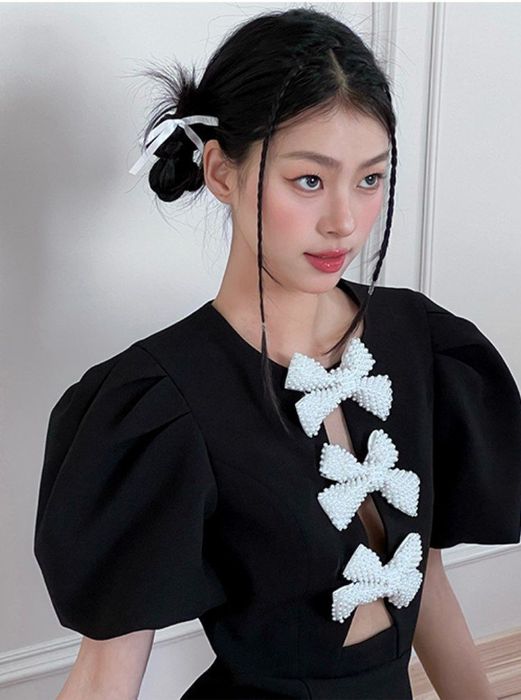 Черное платье с жемчужными бантами