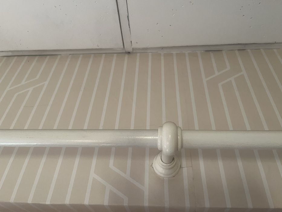 Дървен корниз бял 2.20 см и същия тъмно дърво