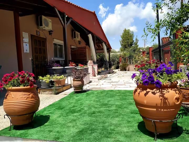 разнообразни кашпи и саксии от гърция/крит