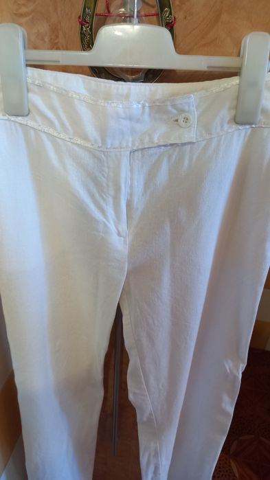 Vand pantaloni albi de vara, dama,din in+ vascoza,stare perfecta,nr 44