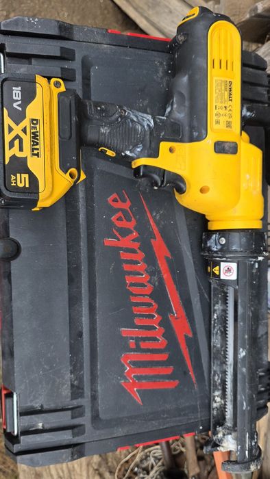 Pistol silicon dewalt dce560 cu acumulator 5 ah. An 2024