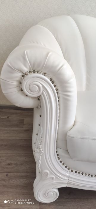 Диван белый, кожанный