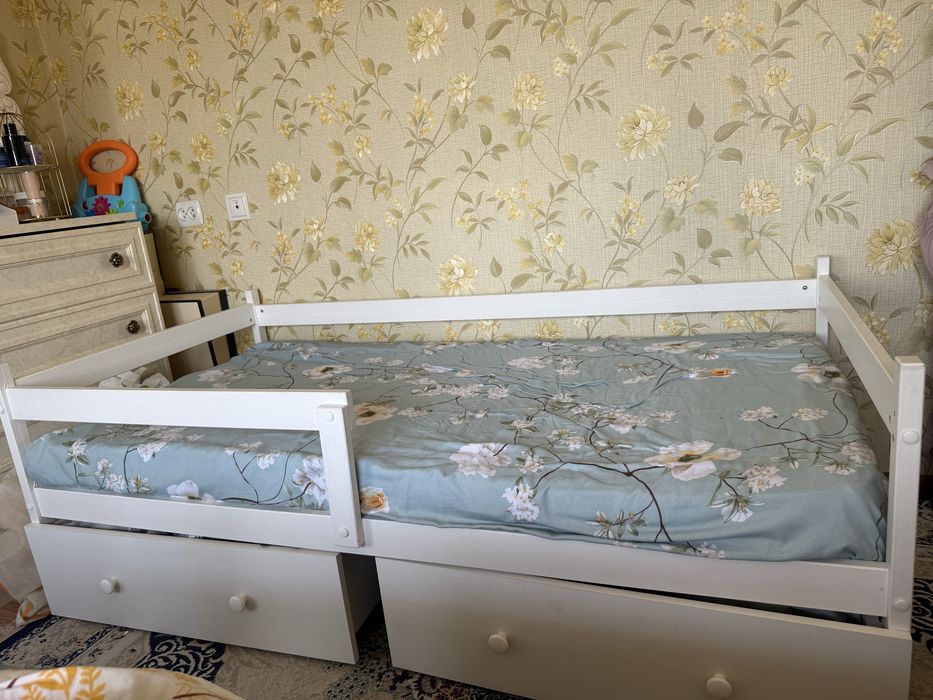 Детская кровать с матрасом.