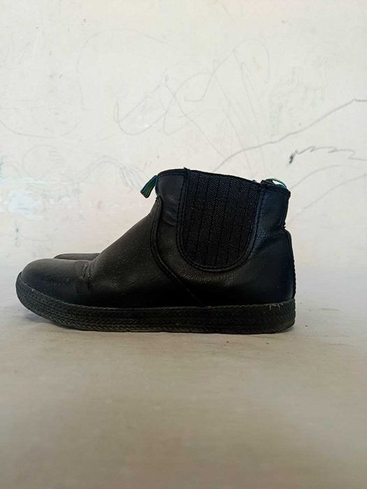 Детские ботинки с зелёными и жёлтыми полосками