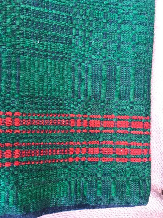 Бродирани и тъкани възглавници от стария сандък