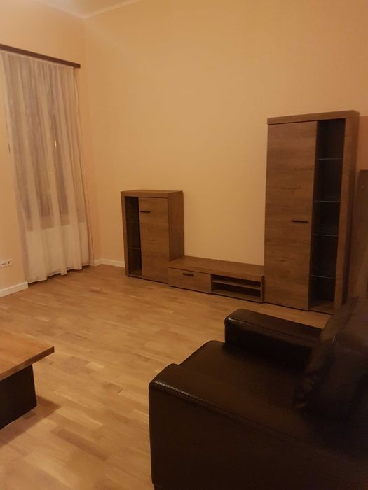 Apartament cu 2 camere, renovat modern, situat ultracentral (300m de Piața Unirii, 450m de Facultatea de Medicină).