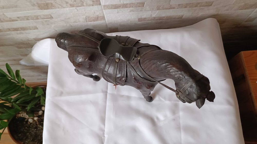 Стара фигура на кон - естествена кожа - 30/32см