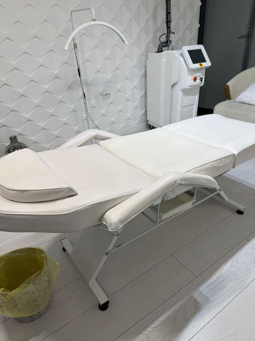 Белая кушетка для клиники кабинетов