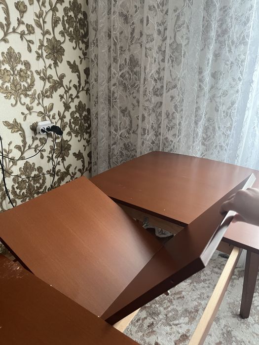 Раздвижной стол из дерева