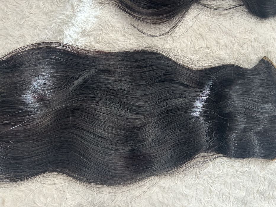 Натуральные волосы на заколках 100 у.е. около 120 грамм .