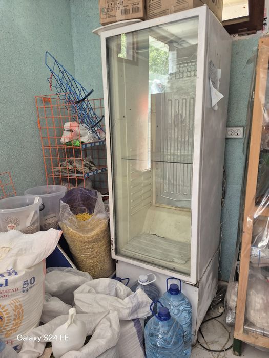 Продаются халаделник витрина