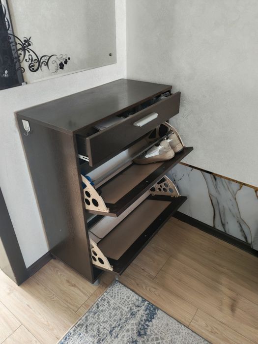 Продам шкаф для прихожей с обувницей