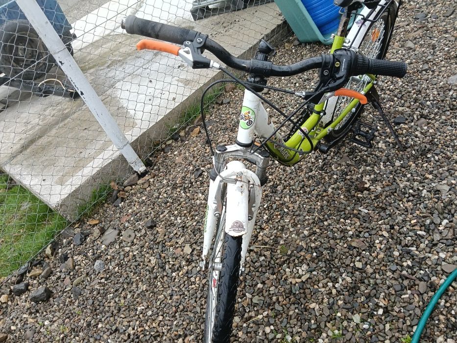 Vând bicicletă cu roti subtiri tunată