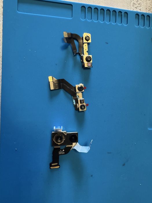 Vand diferite piese de telefoane