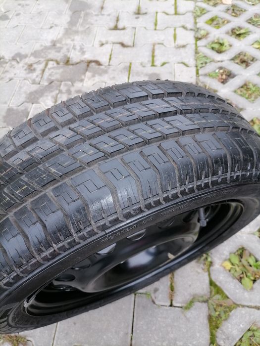 Vând anvelopa cu tot cu janta.