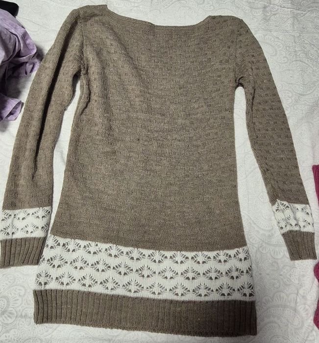 Pulover crem cu model pe mâini si in partea de jos