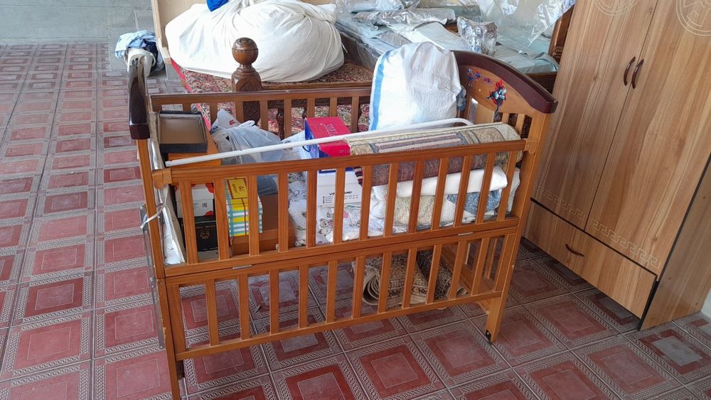 Детский шкаф, матрас, детский кровать и ещё старые вещи