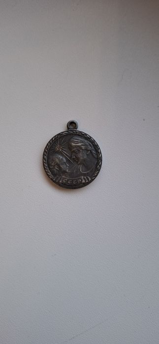 Продам значок и монета