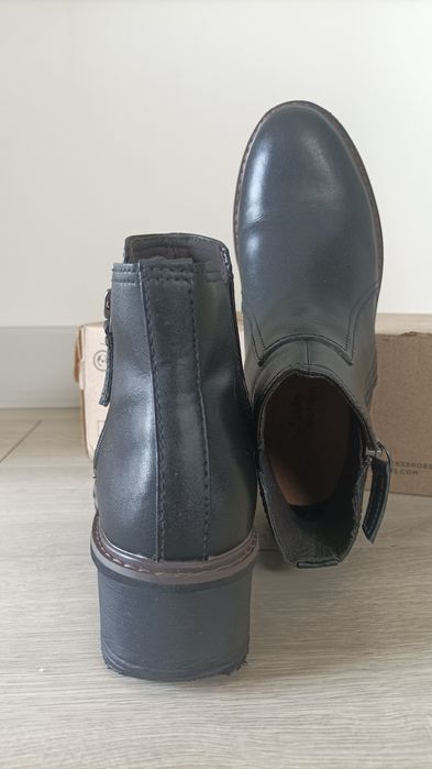 Clarks Скосени боти Airabell