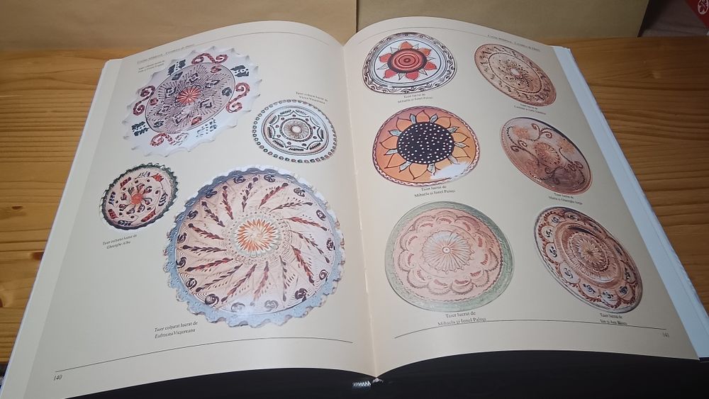 Carte " Ceramica de Hurez" Corina Mihaescu