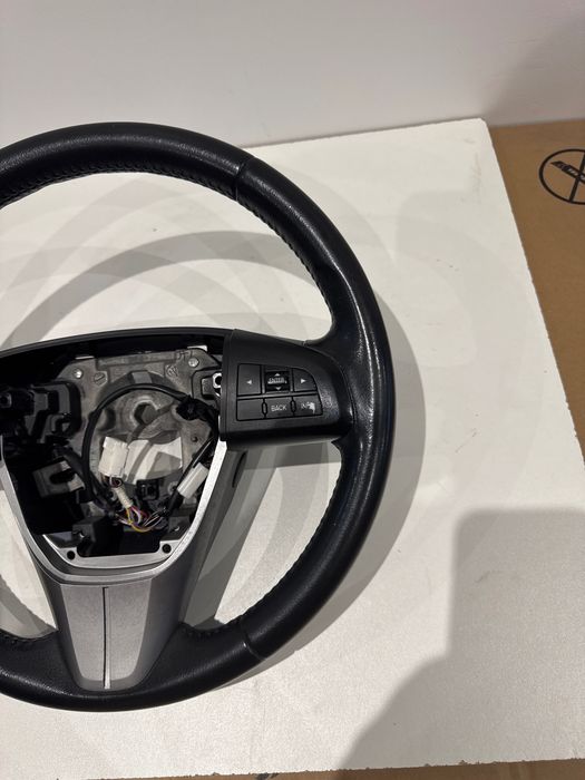 Mazda 3 кожен волан Мазда 3