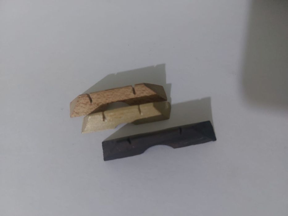 Тиек подставка на домбру