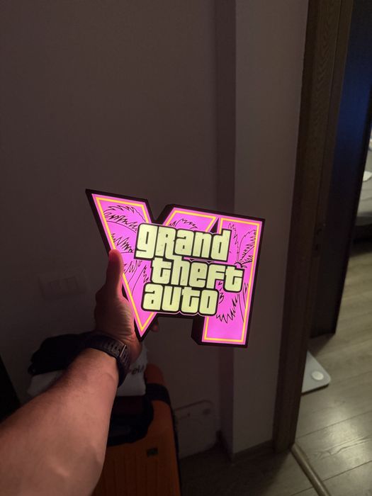 Lampa LED Grand Theft Auto VI cu 3 baterii AA (nu sunt incluse)