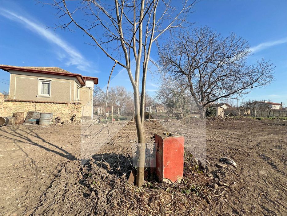 Продава парцел В РЕГУЛАЦИЯ, на главна улица в гр. Плиска с ТОК и ВиК.