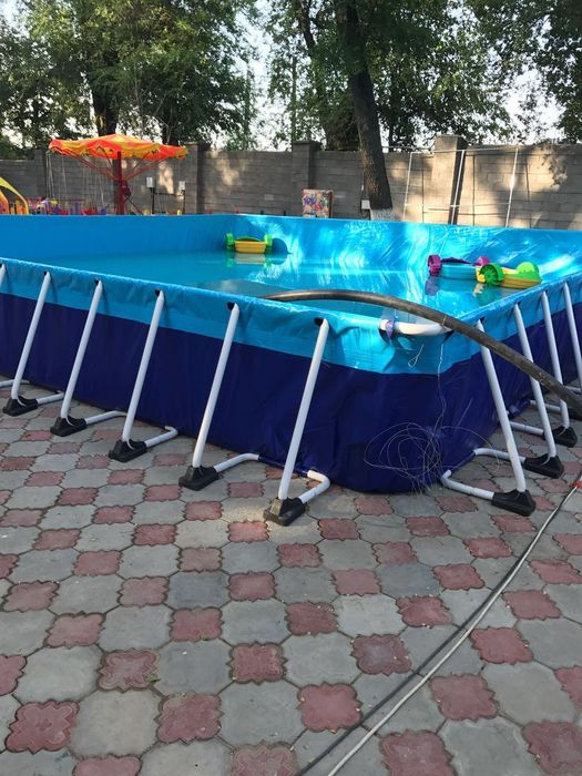 Бассейн во дворе дома