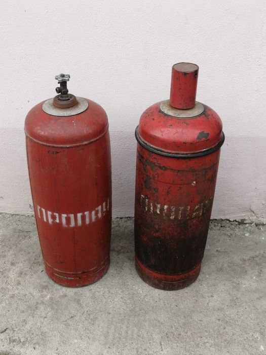 Vand 2 butelii Rusesti