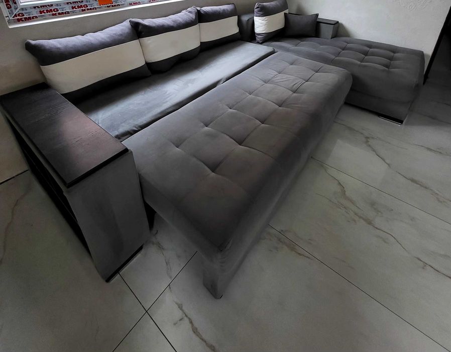 Модерен разтегателен ъглов диван  и помощни плотове  !