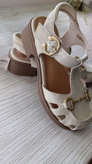 Продам босоножки