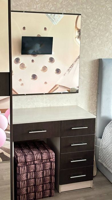 Продам шкаф, трюмо и стол