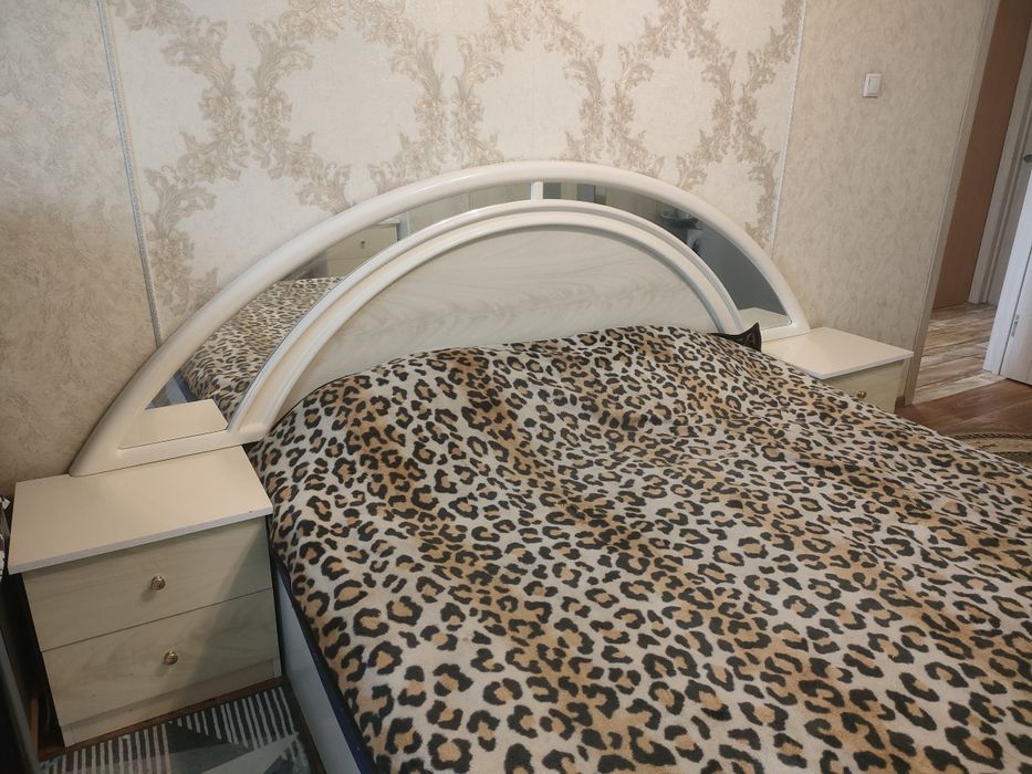 Кровать180*200,2 тумбы,комод с зеркалом.