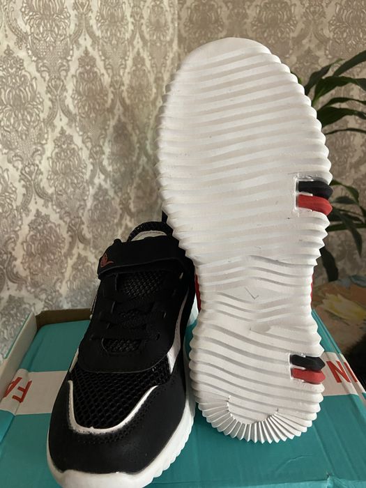 Новые кроссовки для подростка