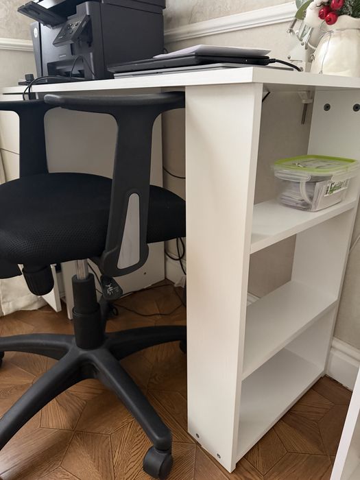 Рабочий стол белого цвета