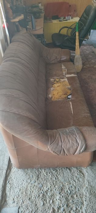 Отдам даром , кожаный диван , самовывоз