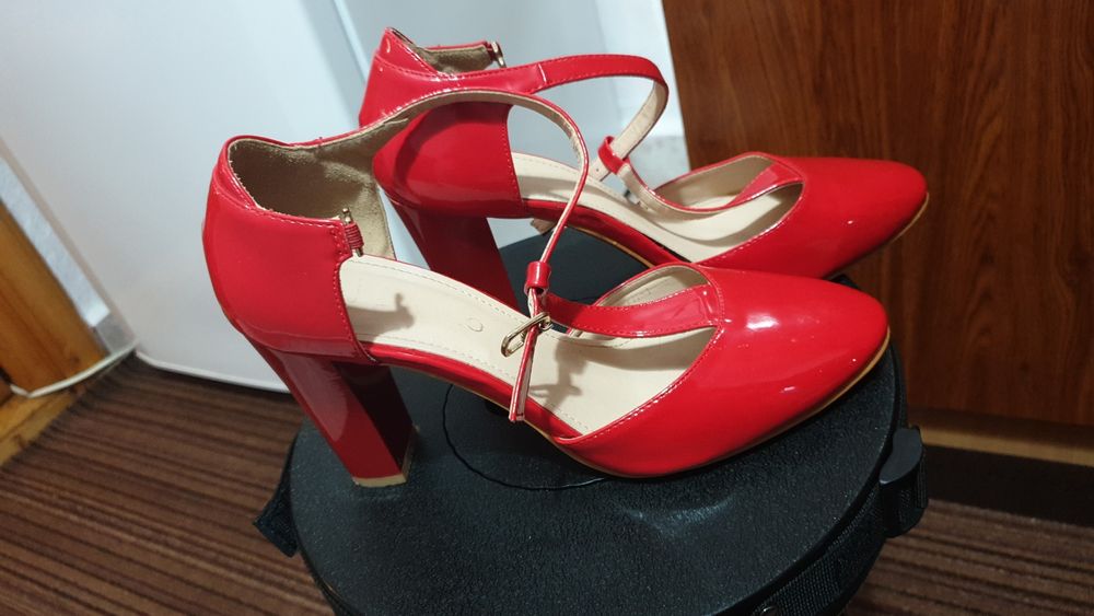 Papuci.pantofi.cizme.adidasi