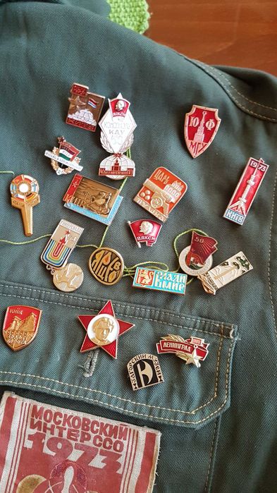 Продавам уникална рубашка  с 24бр. значки.