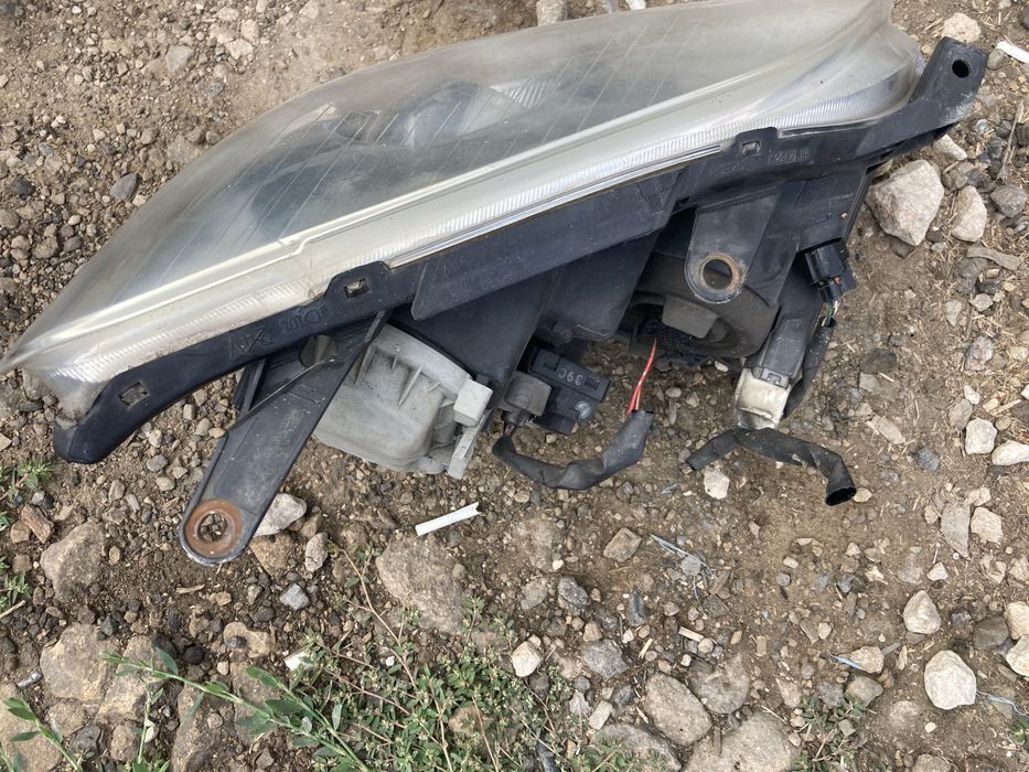 Оригинален ляв Фар за Тойота Авенсис Ксенон Т25 2003- 2007г